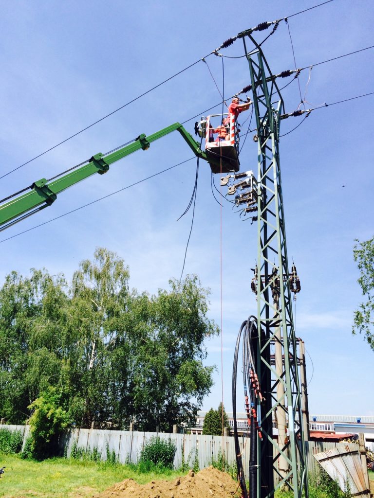 Prenájom plošiny na montaž VN vypínača - prenajomplosiny.com